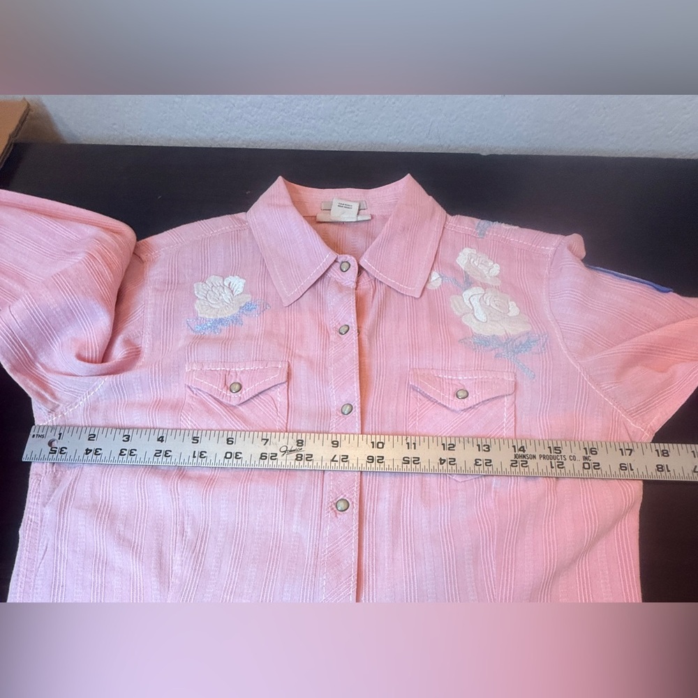 Ariat EUC pink floral pin stripe pearl snap closure blouse. Patched sleeves sz S - Picture 11 of 14